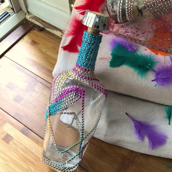 A Cornucopia of Plenty of Upcycled Vases. - Picture 15 of 17